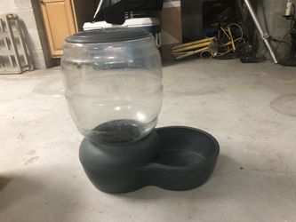 Petmate Large Dog Food dispenser holds 18 lbs