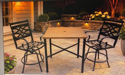 Outdoor patio bar table and Swivel  barstools Metal excellent shape
