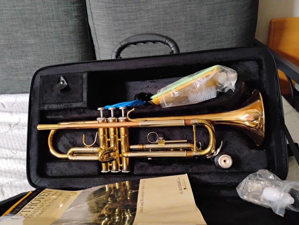 Yamaha YTR-2330 Trumpet With Case And Accessories 