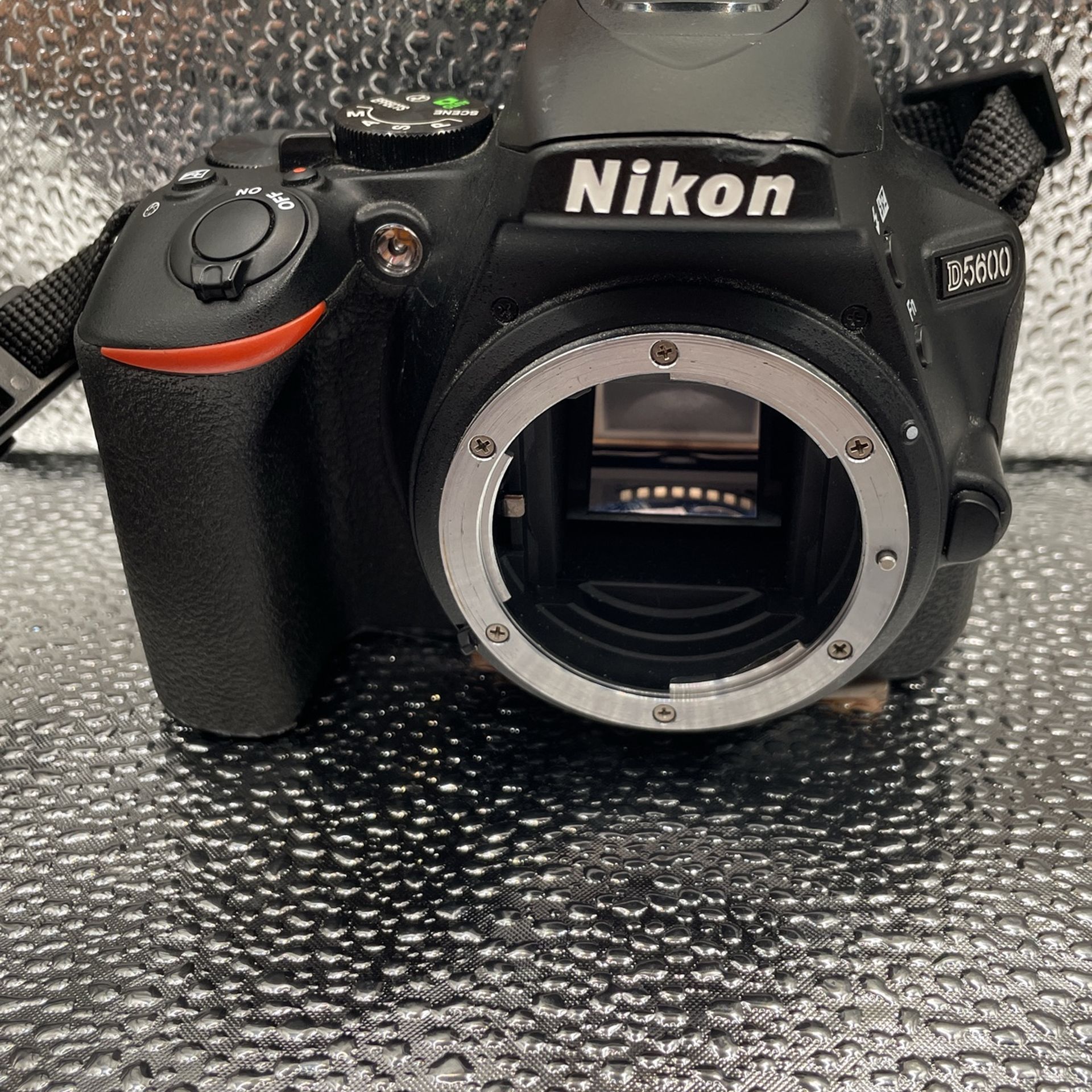 Nikcon D5600 For Sale