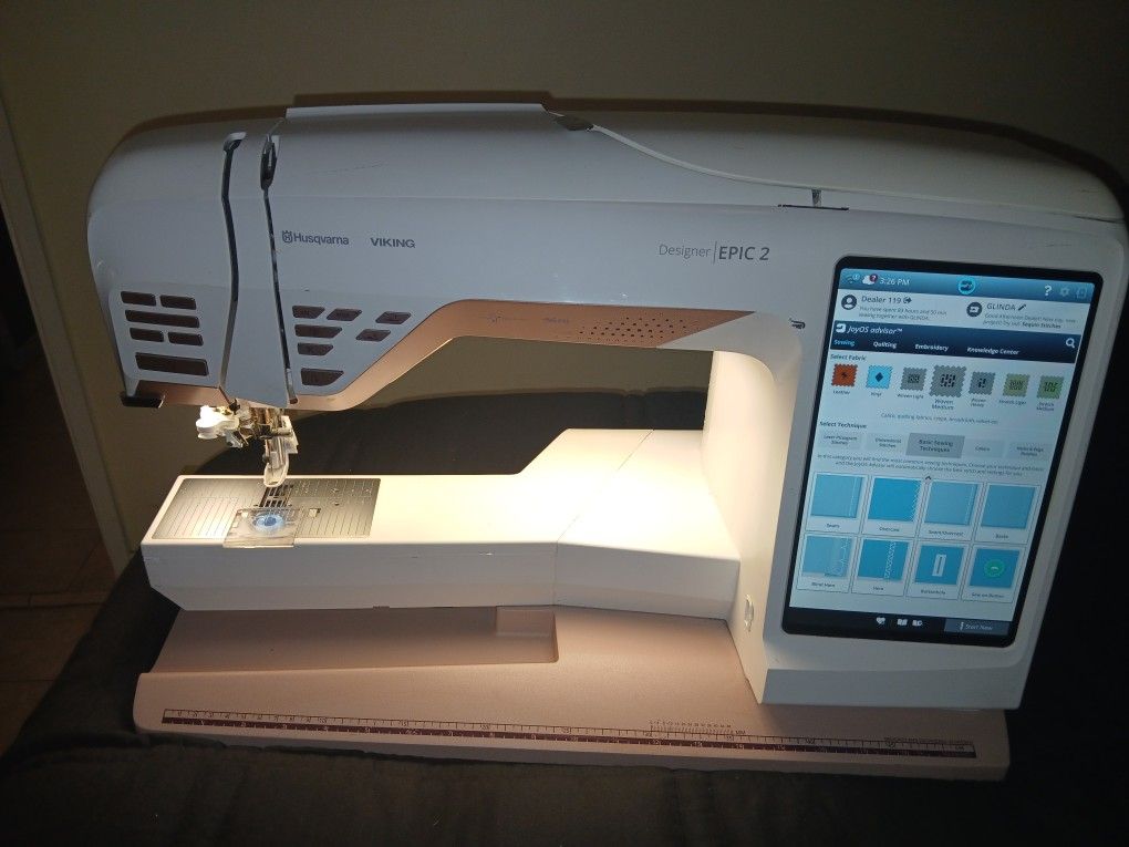 Viking Embroidery Sewing Machine / Epic 2