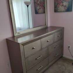 Dresser With Mirror