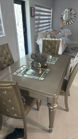 Dining Table/4 Chairs