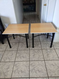 Juego de 2 mesitas de madera de madera y base de metal 23x22x20