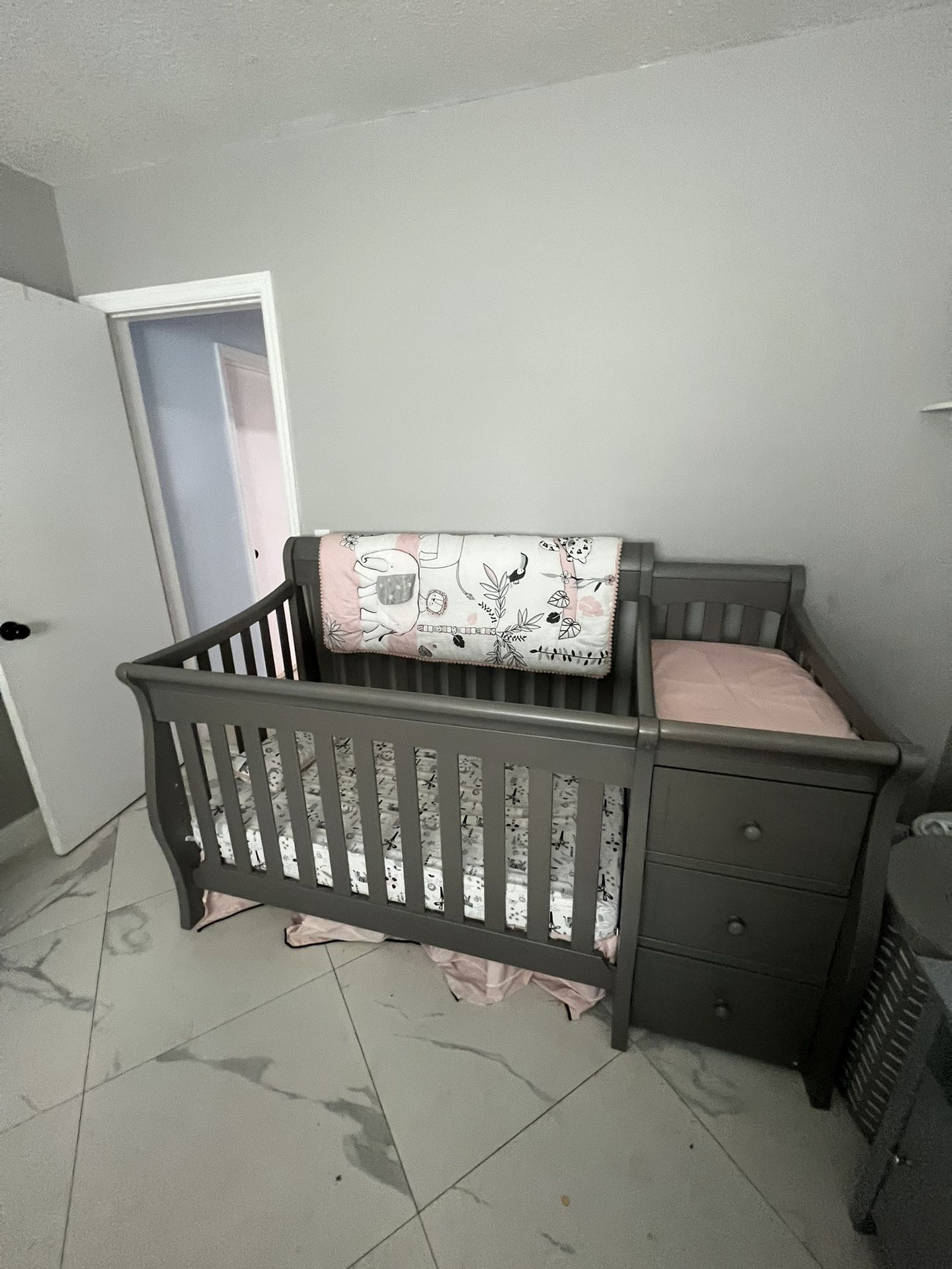 Delta 4-1 Crib With Changing Table And Mattress 