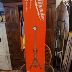 Milwaukee tower light 2131-20