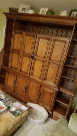 Tengo estas puertas de este mueble k saque afuera free y se kedaron las puertas si algien las reconose bienen por eyas gratis.