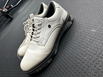 Golf shoe