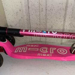 Like New! MICRO - MAXI Folding LED Folding Deluxe Kick Scooter $100 obo  Front and Rear LED Motion Wheels