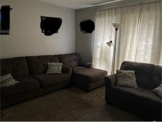 Sala con mesas y lamparas