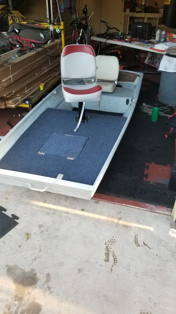Jon boat / bass boat / fishing boat