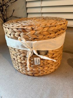 Woven basket w/lid (medium)