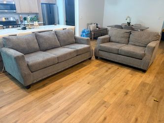 Beautiful gray United Furniture couch and loveseat / Juego de muebles United Furniture gris