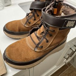 UGG boots Boy Size 1