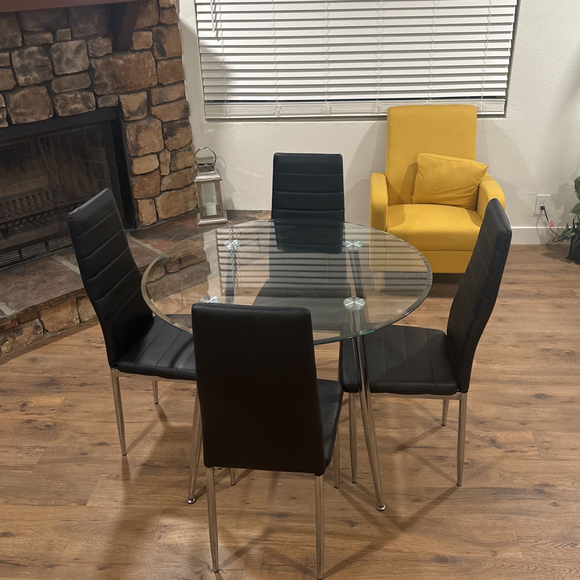 Set Glass dining table with 4 chairs. 