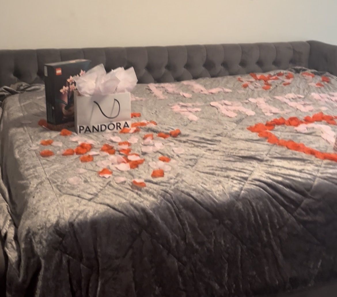 Grey Tufted  Full Size Daybed, Metal Mattresses Frame(free)