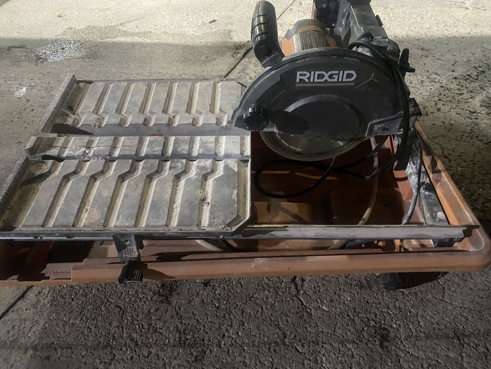 Rigid 40311 Chainsaw And Table