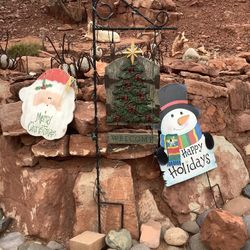 Outdoor Lighted Christmas Tree Welcome Hanging Sign & Shepherds Hook