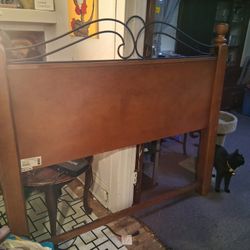 Vaughan Bassett Queen Head/Foot Board