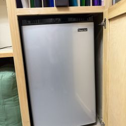 Magic chef Refrigerator With Little Freezer