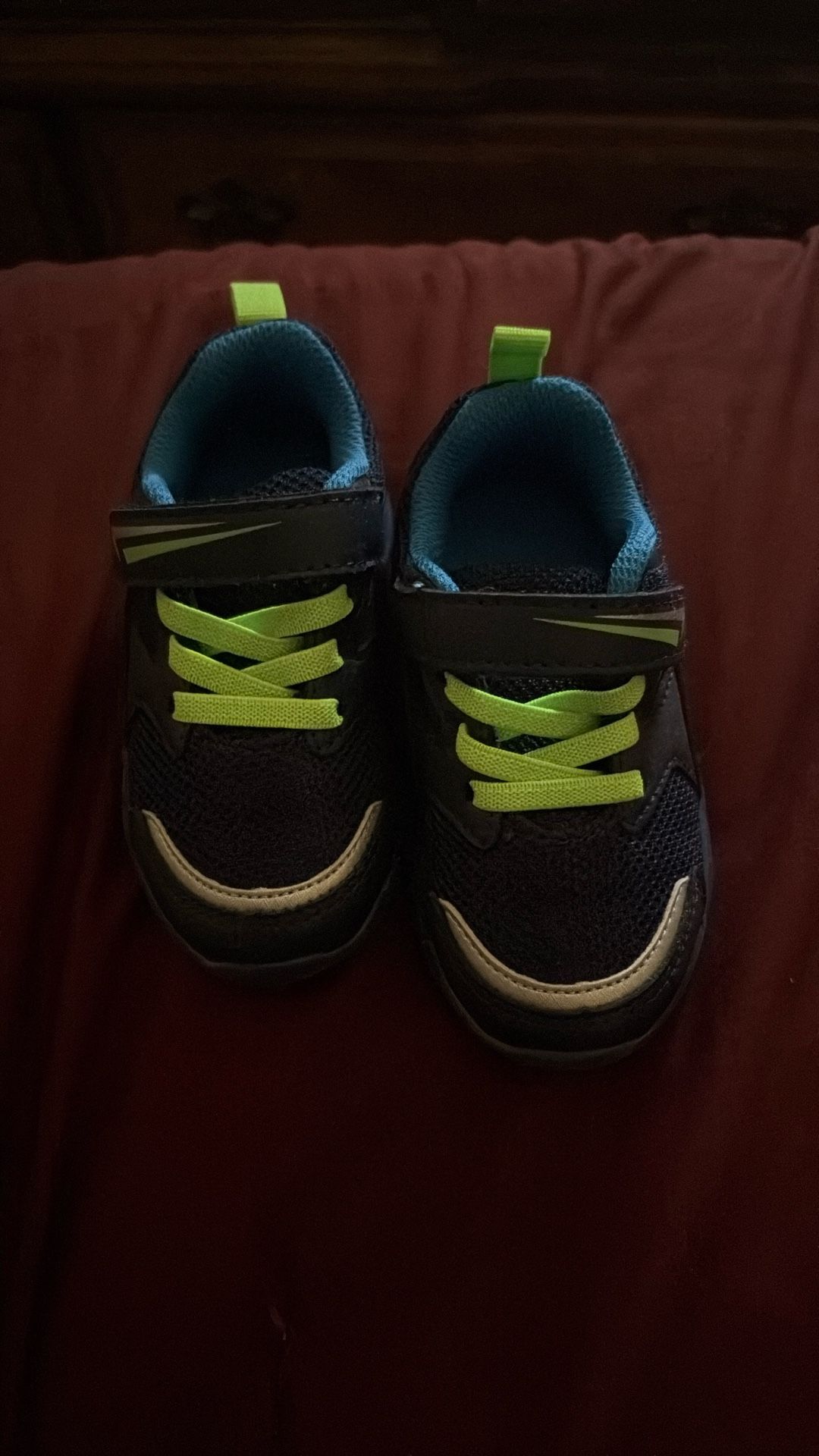 Amazon Basics Toddler Light Up Shoes