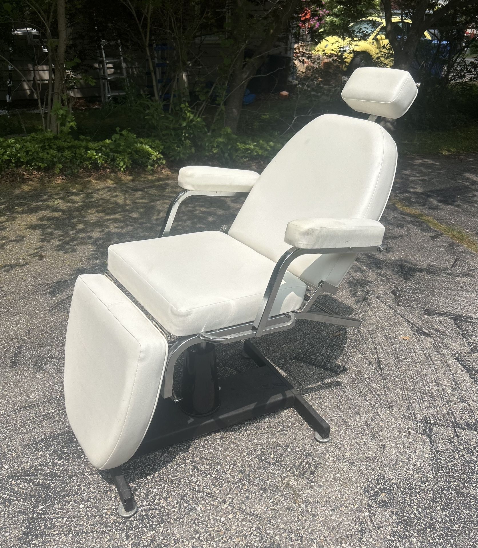 Adjustable Salon Chair – Great for Tattoo, Spa, or Barber Use!