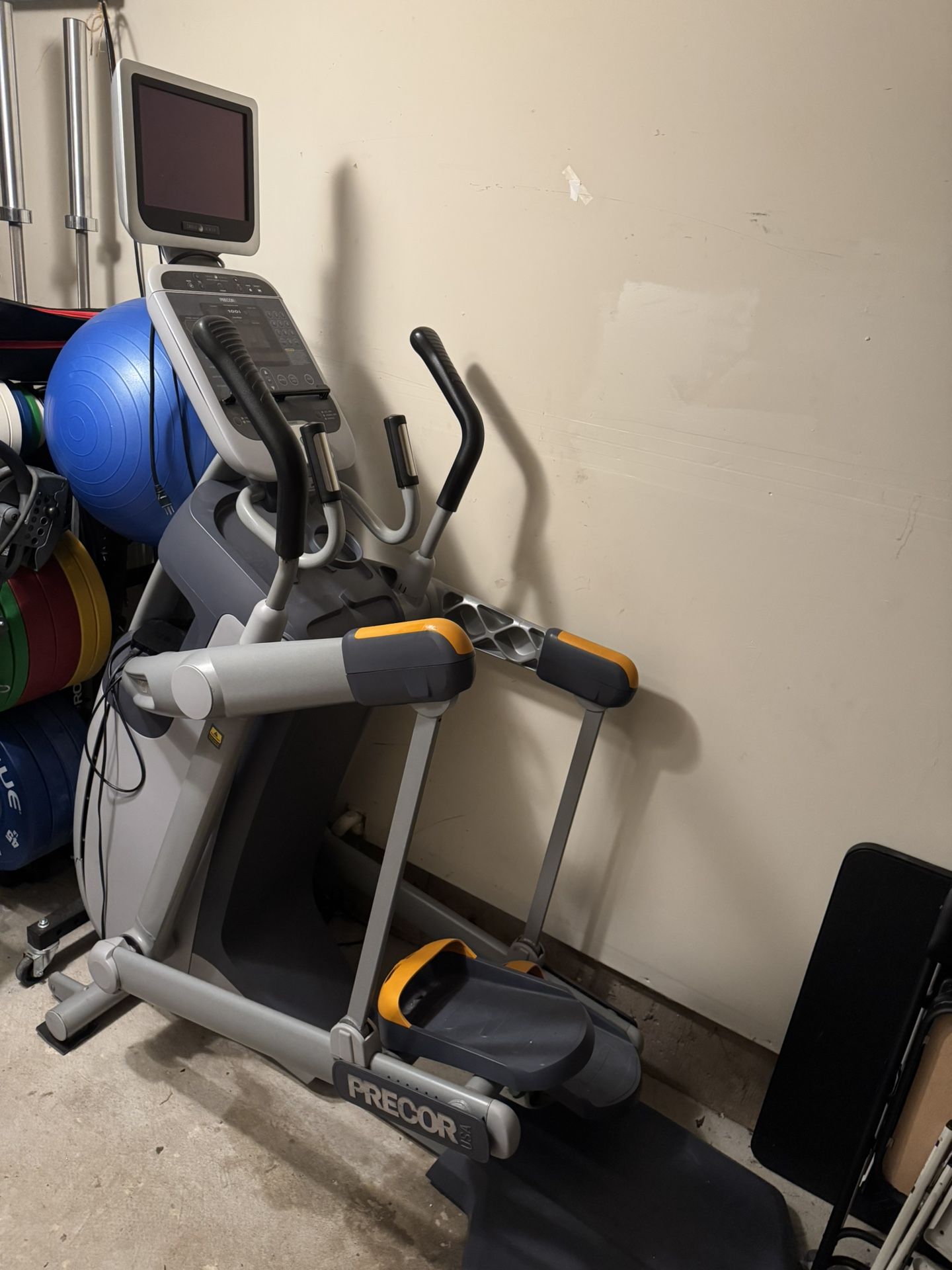Precor AMT100i Experience Series Adaptive Motion Trainer Elliptical