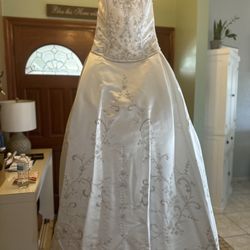 Beautiful Wedding Dress – Excellent Condition 👰✨