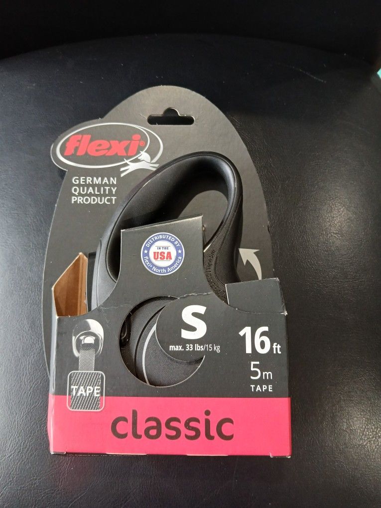 Flexi Classic Tape Retractable Leash. 16Ft For Dogs Up To 33 Lbs. Small. Black.