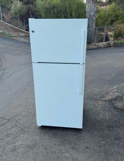 Refrigerator GE Household fridge freezer 18 cubics (free local delivery)