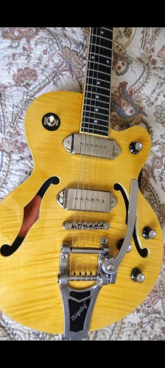 Beautiful Ephiphone Wildcat with Bigsby, All Original and in Amazing Condition, Just like new and Performs Great Quality Sounds + A Nice Gig bag