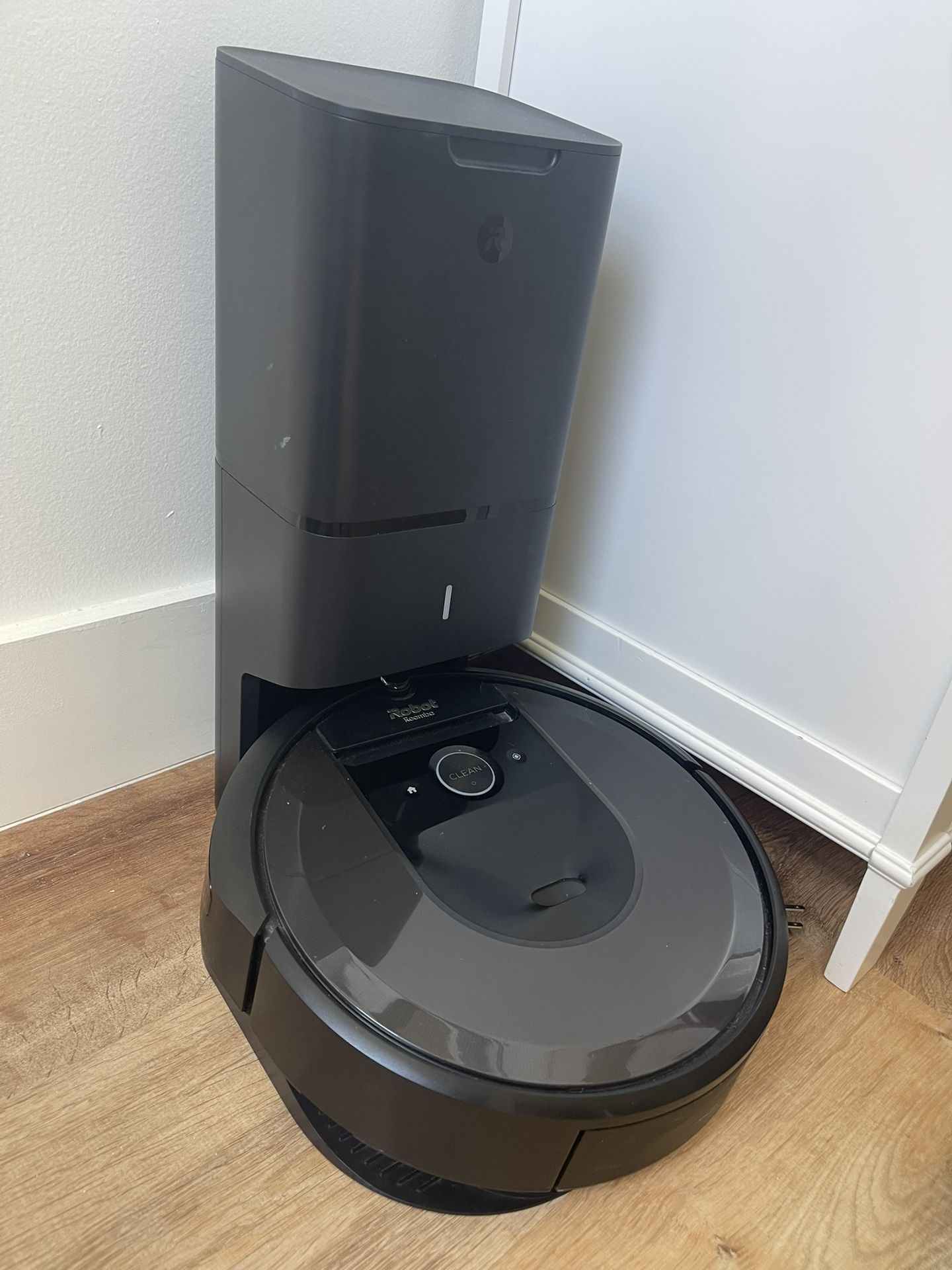 Roomba i7 Robot Vacuum – Smart Mapping, Wi-Fi Connected, Excellent Condition