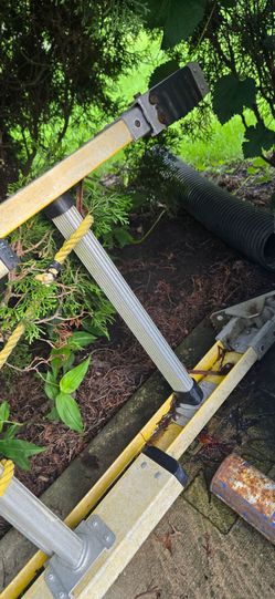 Fiberglass ladder 28 feet