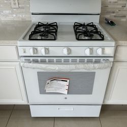 GE 30-in 4 burners 4.8-cu ft Freestanding Natural Gas Range ( White )