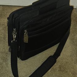 Targus Noteworthy laptop bag briefcase NWCTM1