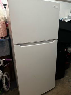 Frigidaire Top-Freezer Refrigerator White OBO