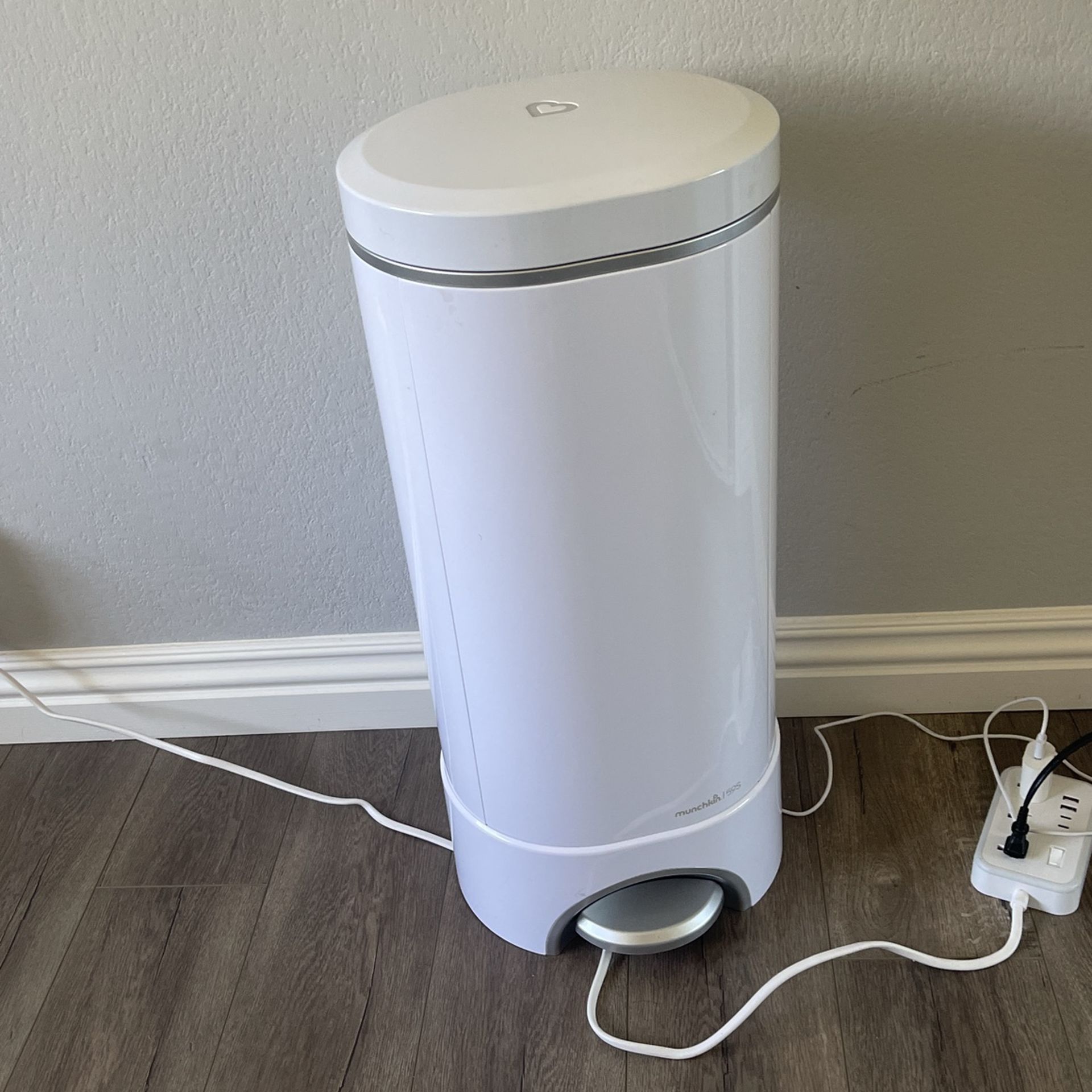 Munchkin UV diaper Pail