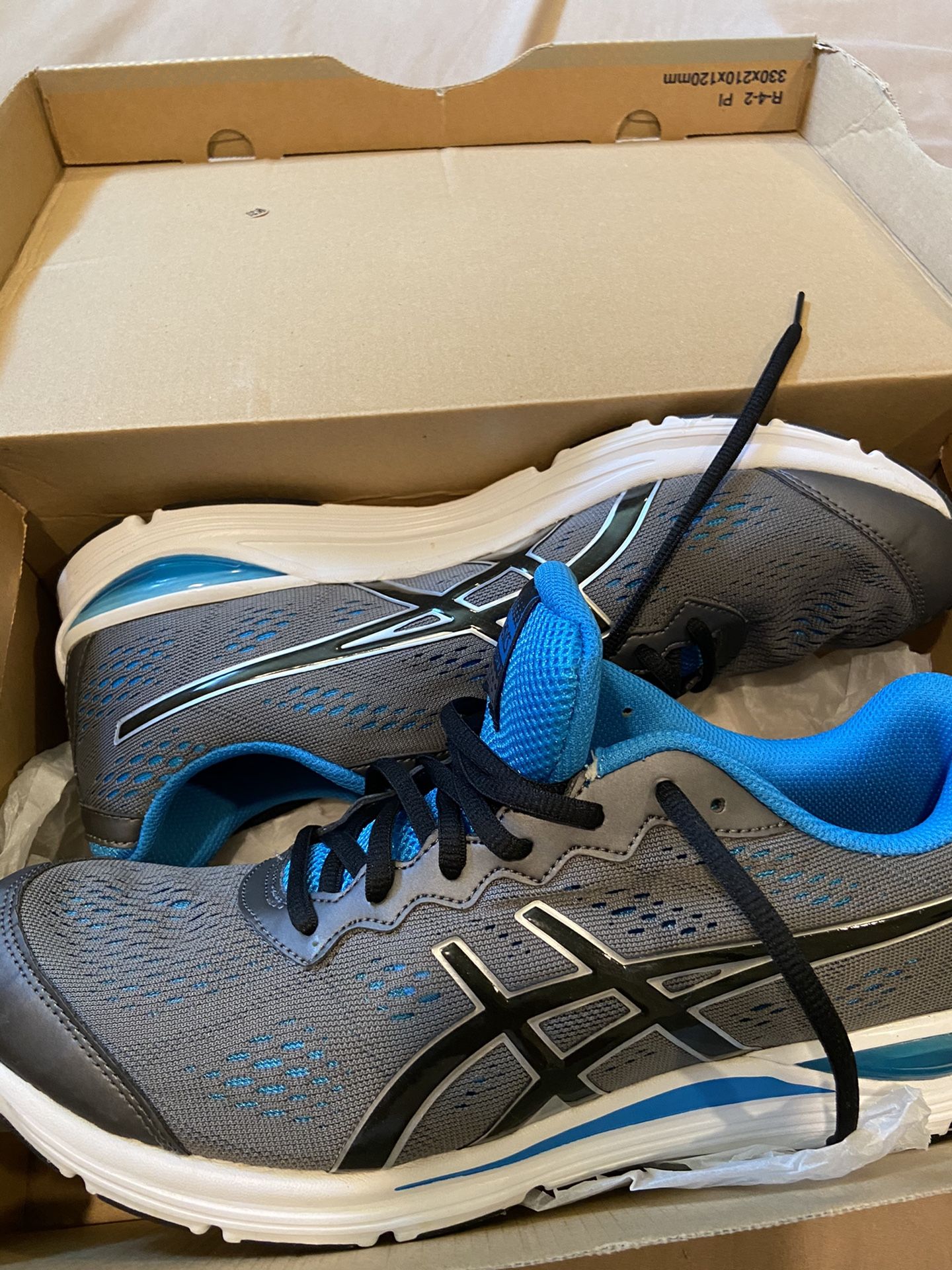 New Tennis shoes size 11 for men