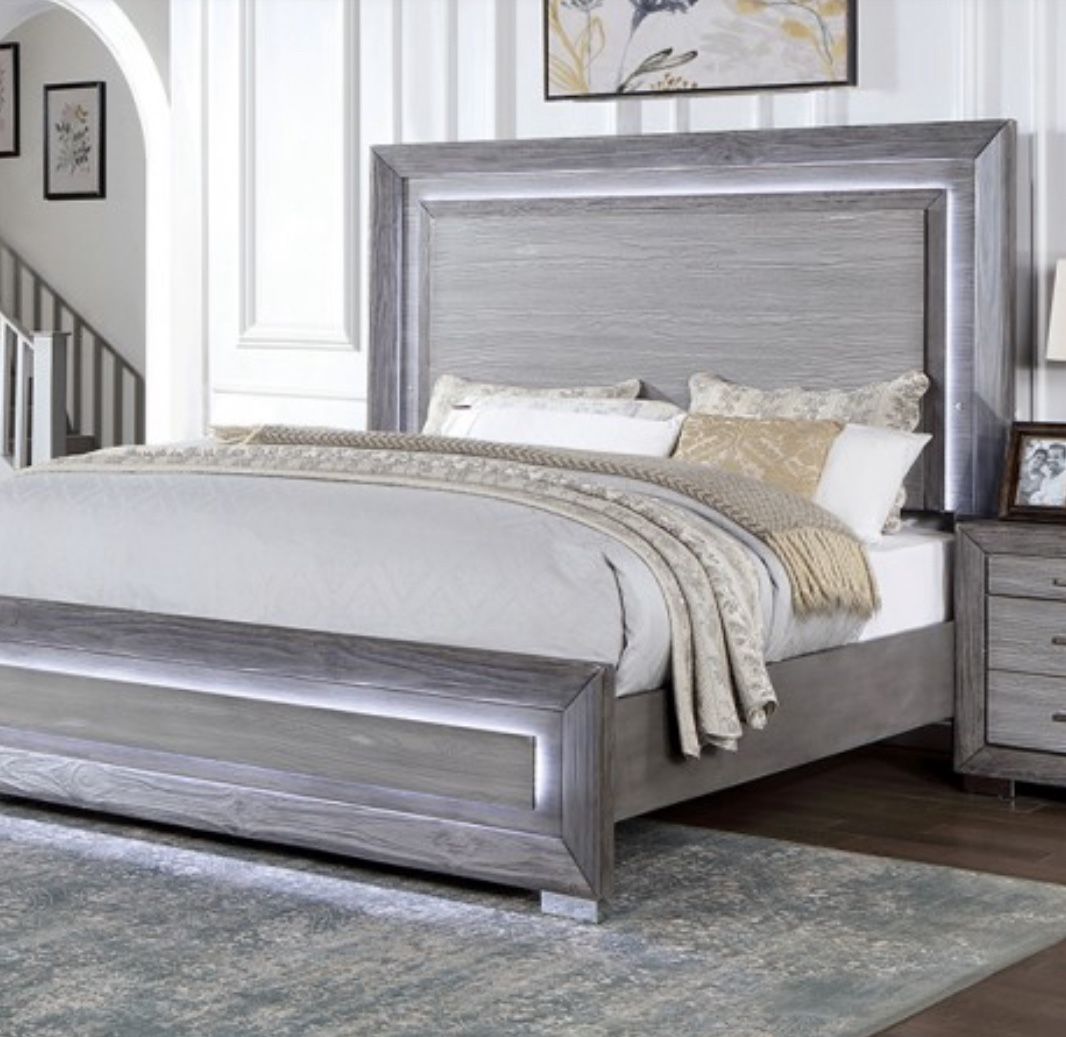 4pc Queen Bedroom Set - Bed Dresser Mirror Nightstand