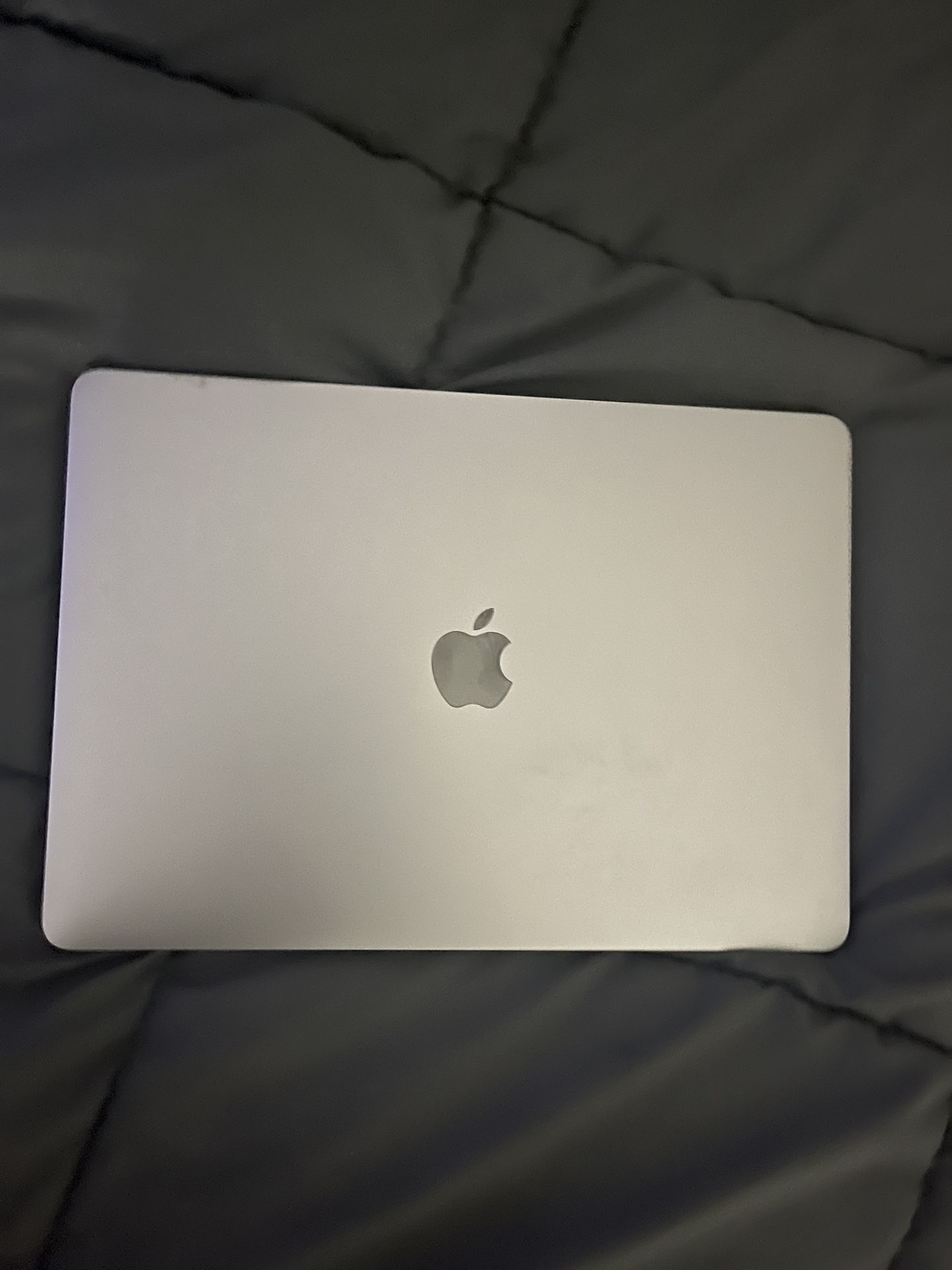Apple MacBook Pro 13.3 inch2020 with Touch Bar. (ALMOST NEW) Need to sell asap.