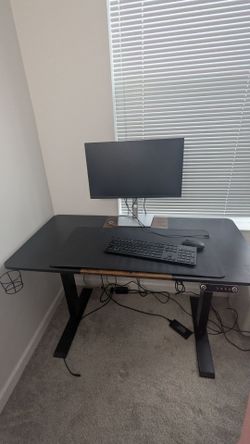 Electric standing desk
