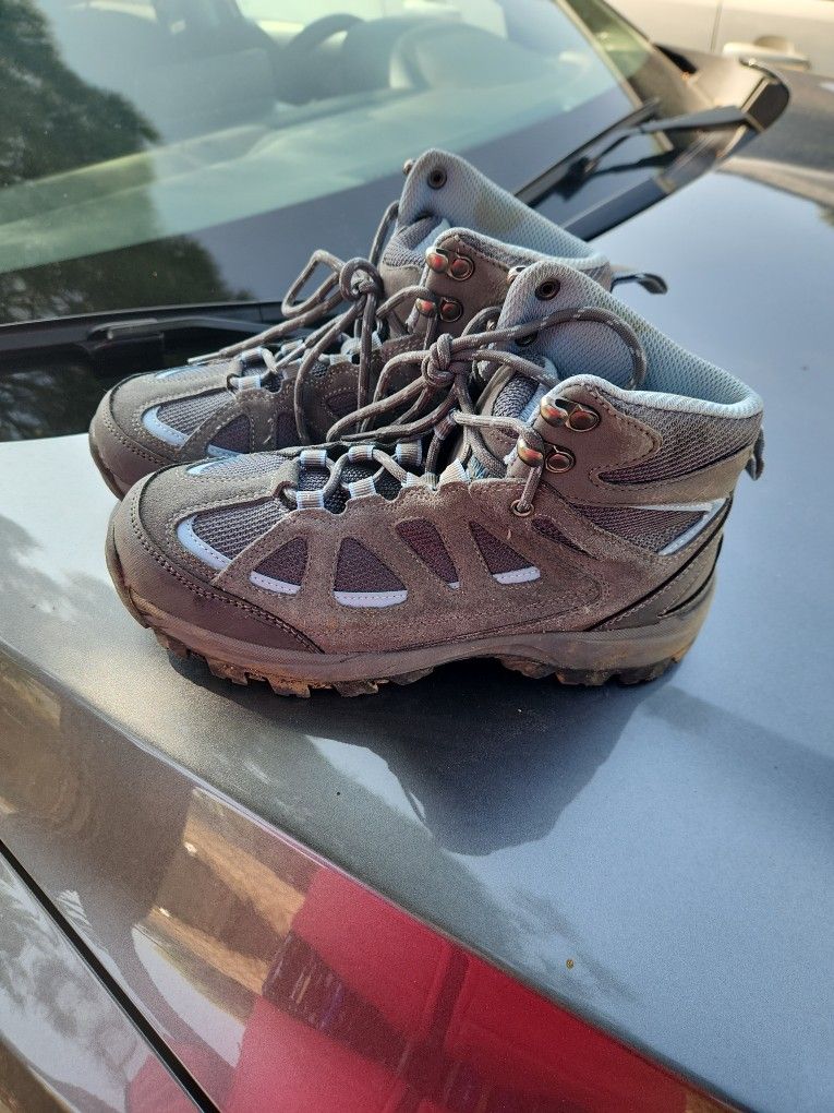Hiking Boots Zise 7 In Half For Kids