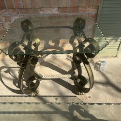 Tres Mesas De Vidrio Y Piedra 