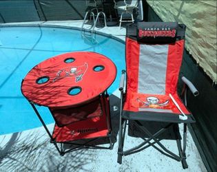 TAMPA BAY BUCS 🏆 (1) ROCKING CHAIR  & (1) TB BUCS FOLDING TABLE 🏆🥳 NEW