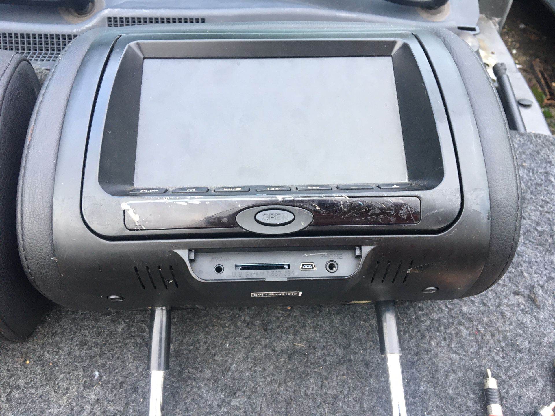 Chameleon CLD 700x 2 x monitors DVD players to your car