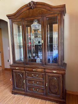 China Cabinet w/lights