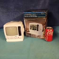 Vintage Portable TV/ AM FM RADIO  B&W