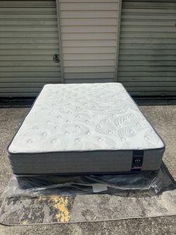 Queen plush mattress & Boxspring (Delivery available!)