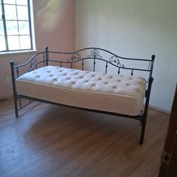 Daybed Black Metal Rod Frame With Or Without Mattress