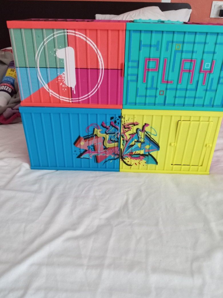 L.O.L Fashion Show House With 11 LOL  Dolls 